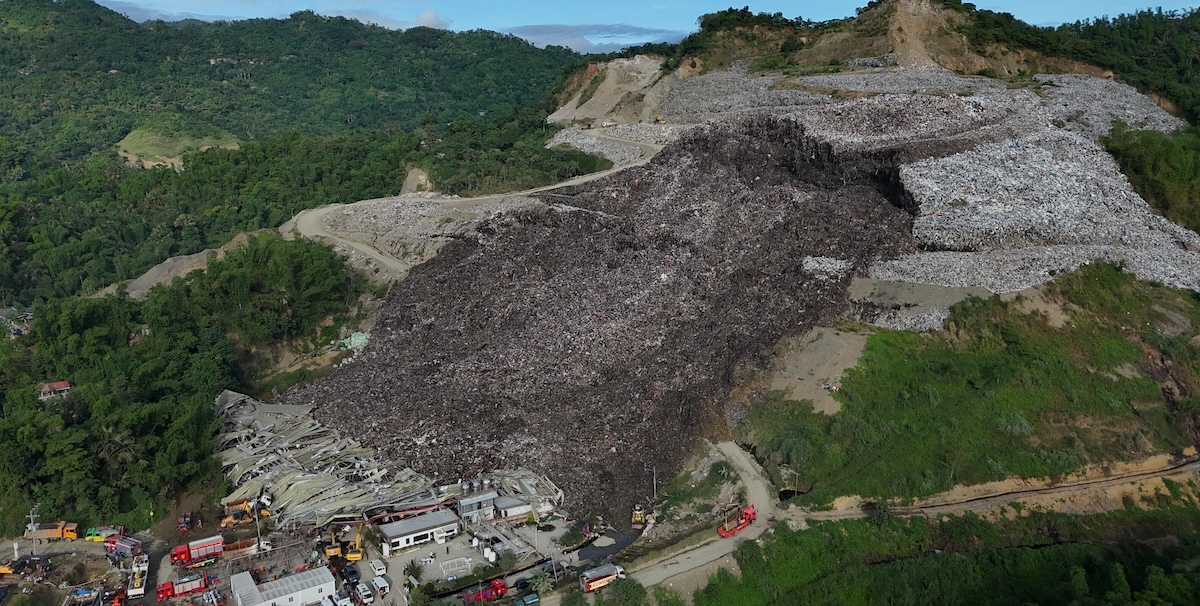 Decine di persone sono disperse a causa di una frana in una discarica nelle Filippine