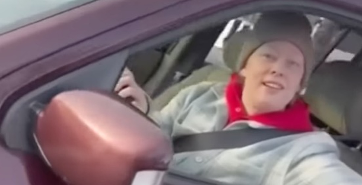 L’uccisione di Renee Nicole Good ripresa dall’agente che le ha sparato