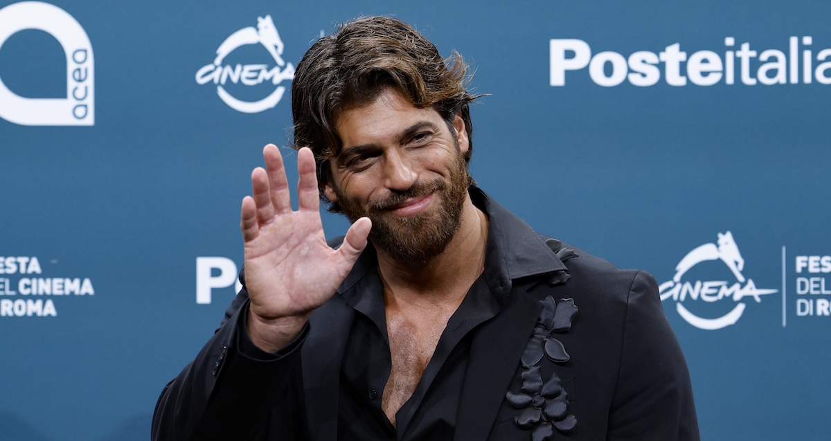 L’attore Can Yaman è stato arrestato a Istanbul in un’inchiesta sul traffico e sul consumo di droghe illegali, e rilasciato dopo alcune ore