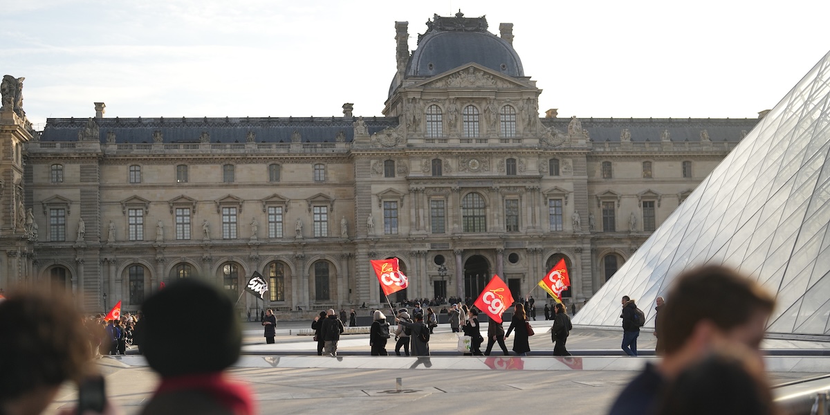 Le proteste dei sindacalisti davanti al museo del Louvre a Parigi, il 18 dicembre 2025 (AP Photo/Thibault Camus)