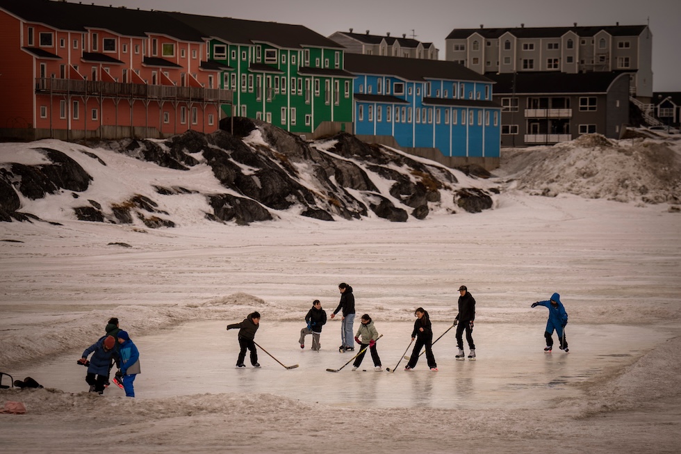 Alcuni bambini giocano a Nuuk, in una foto dello scorso febbraio 