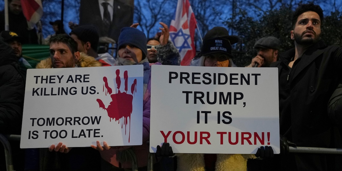 Donald Trump ha minacciato di imporre dazi del 25 per cento a chi commercia con l’Iran