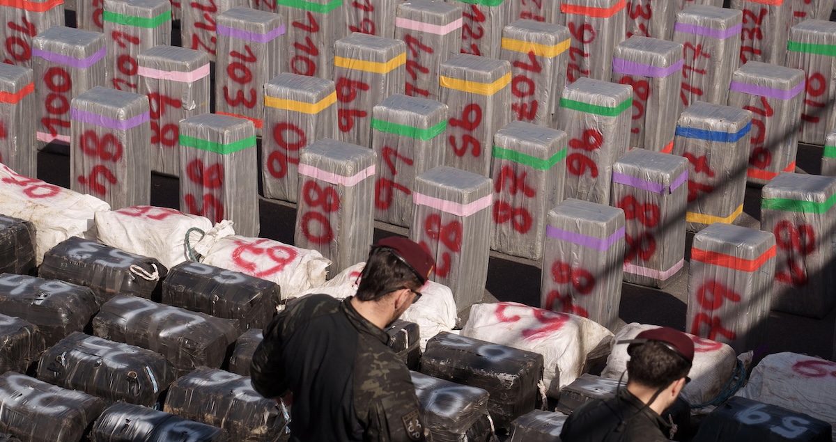 La polizia spagnola ha sequestrato 10 tonnellate di cocaina nascoste in un carico di sale su una nave al largo delle isole Canarie