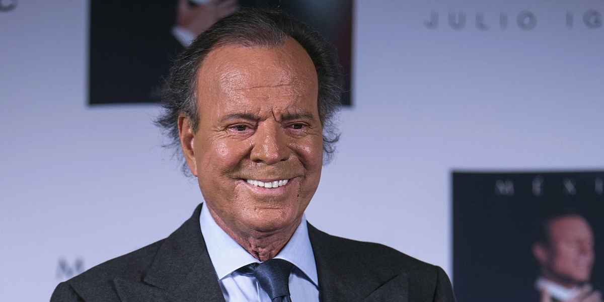 Due ex dipendenti del cantante spagnolo Julio Iglesias l’hanno accusato di averle abusate sessualmente