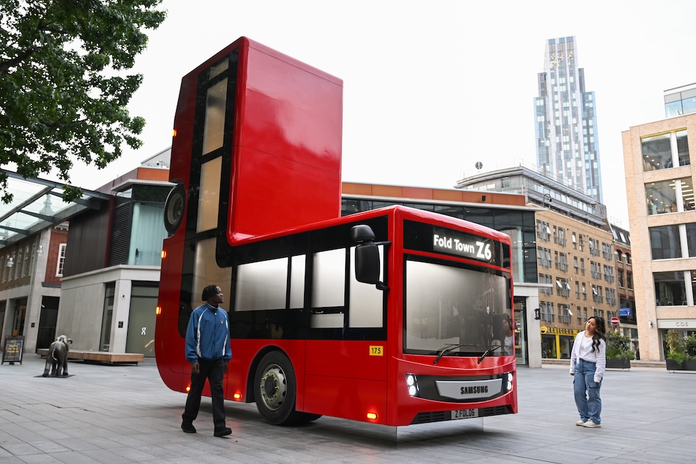Un autobus su due ruote, a forma di L