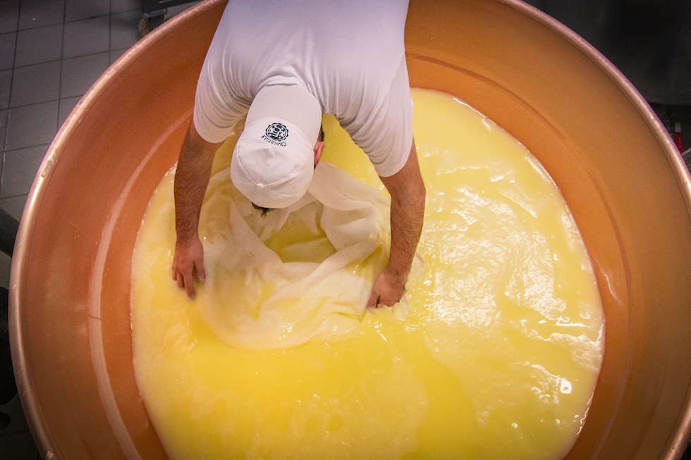 La produzione di formaggio a Valmorel, in provincia di Belluno