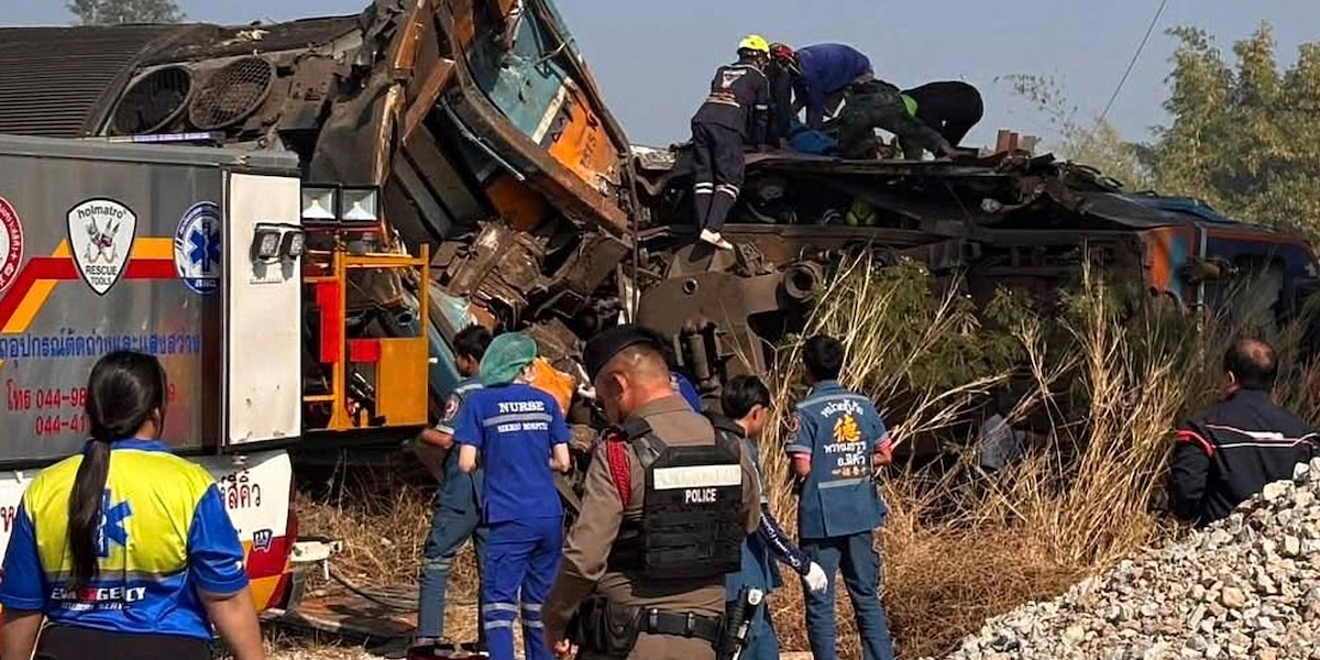In Thailandia almeno 22 persone sono morte per il crollo di una gru sopra a un treno