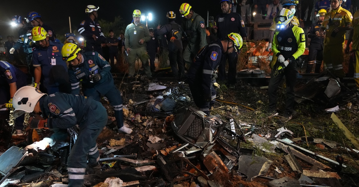 Le persone morte in Thailandia nel deragliamento di un treno dovuto al crollo di una gru sono 32