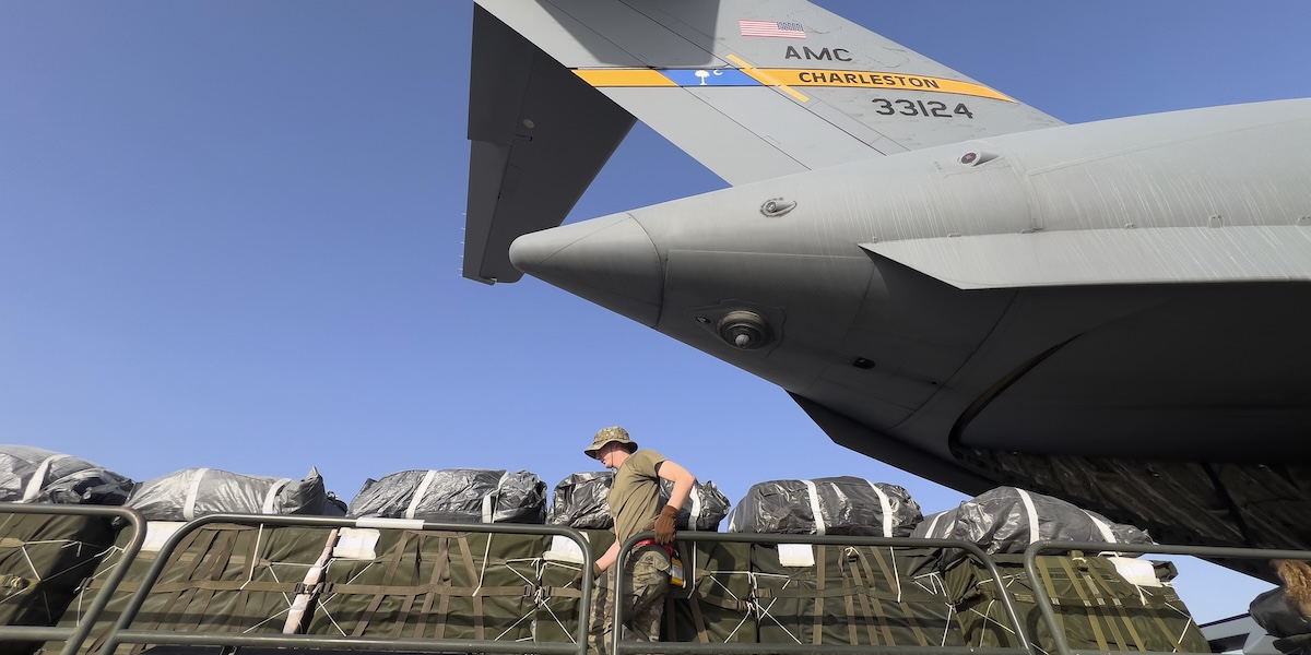 Un aereo militare alla base di al Udeid in Qatar, 29 marzo 2024 (AP Photo/Hussein Malla)