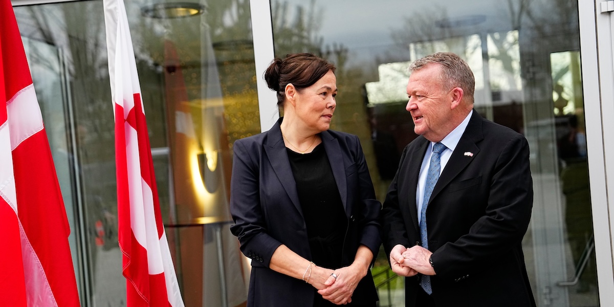 Il ministro degli Esteri danese Lars Løkke Rasmussen e quella groenlandese, Vivian Motzfeldt, prima dell'incontro a Washington, 14 gennaio 2026 (Mads Claus Rasmussen/Ritzau Scanpix via AP)