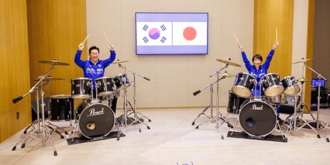 I leader di Giappone e Corea del Sud che suonano il k-pop alla batteria