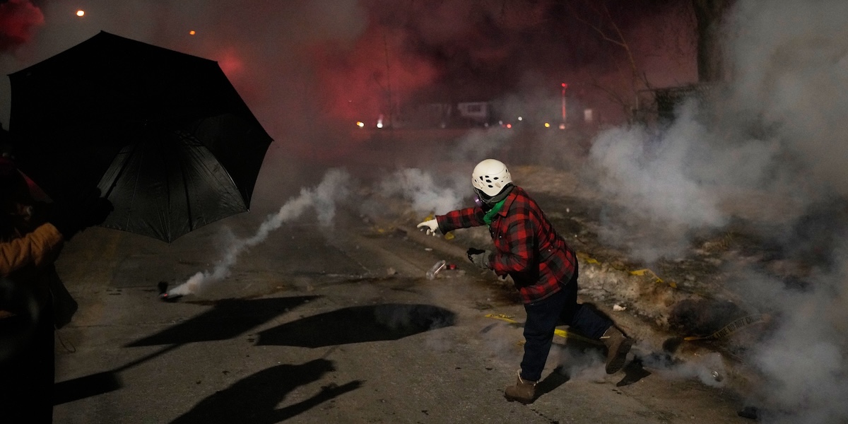 A Minneapolis un agente dell’ICE ha sparato a un immigrato, ferendolo, una settimana dopo l’uccisione di Renee Nicole Good