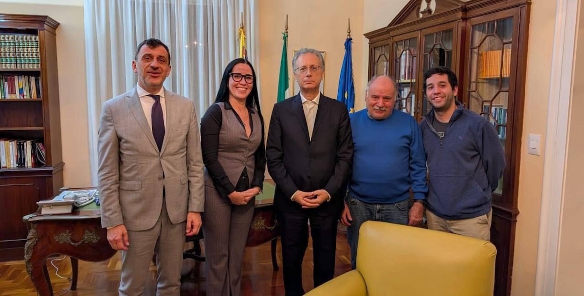 La foto pubblicata su X con cui il ministro degli Esteri Antonio Tajani ha annuncia la liberazione di Luigi Gasperin (secondo da destra)&nbsp;