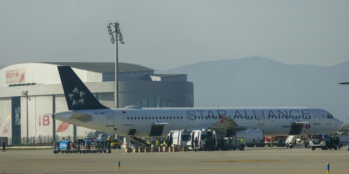 Un aereo ha dovuto fare un atterraggio d’emergenza a Barcellona per un allarme bomba infondato