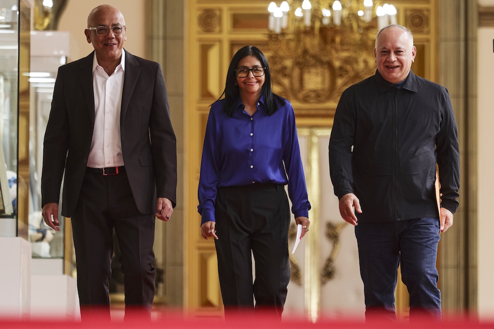 La presidente ad interim, Delcy Rodríguez, insieme al presidente del parlamento, suo fratello Jorge Rodríguez, e al ministro dell'Interno, Diosdado Cabello, il 14 gennaio