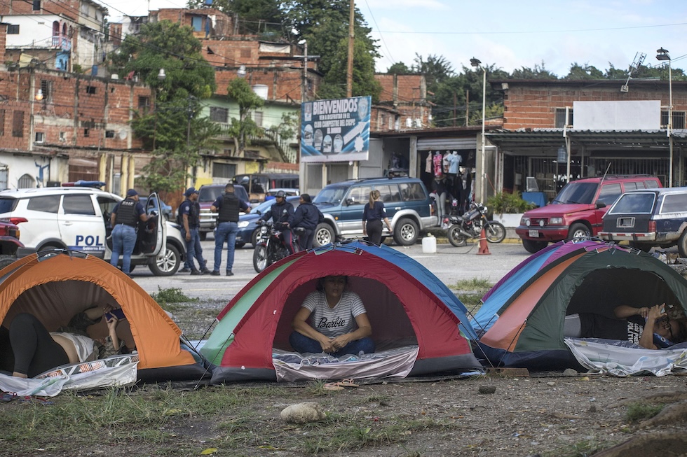 Parenti dei prigionieri politici accampati fuori dalla prigione del Rodeo I, a Zamora, il 14 gennaio