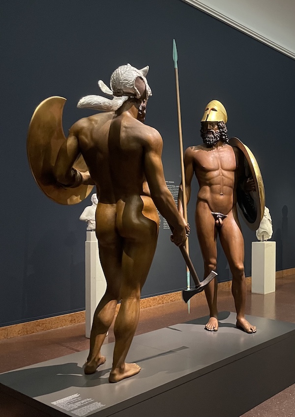 I Bronzi di Riace, ricostruiti a colori e con l'aggiunta di altri elementi andati perduti