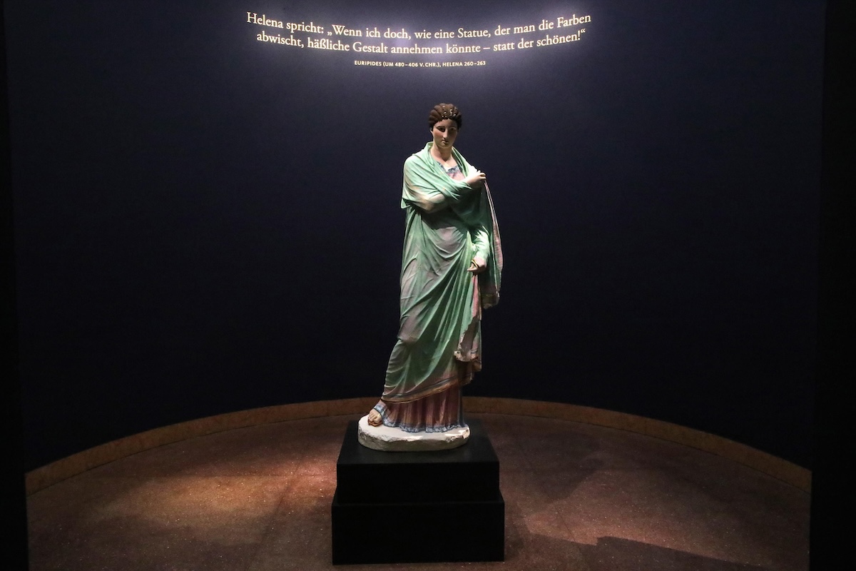 La Piccola Ercolanese, la statua di una figura femminile, ricostruita a colori