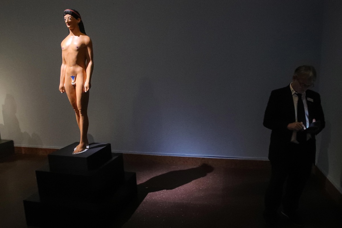 Una statua che raffigura Apollo, ricostruita a colori