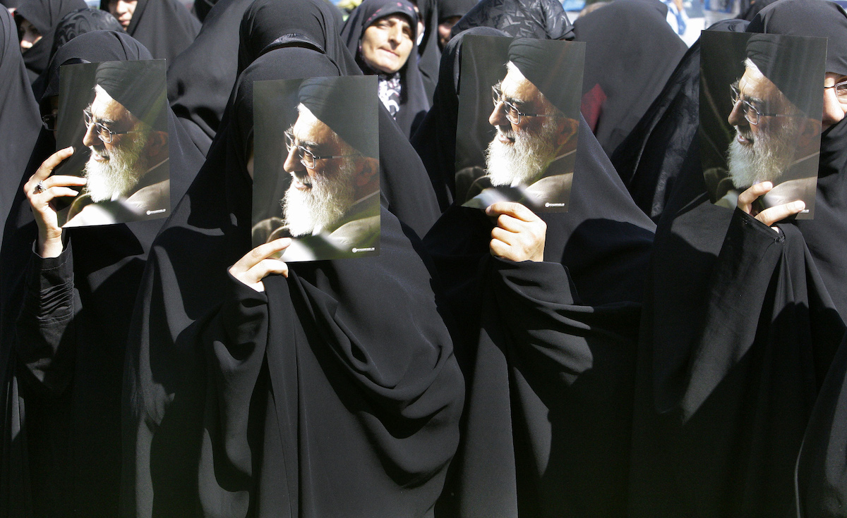 Donne con in mano poster dell'ayatollah Ali Khamenei, 2012 (AP Photo/Vahid Salemi)