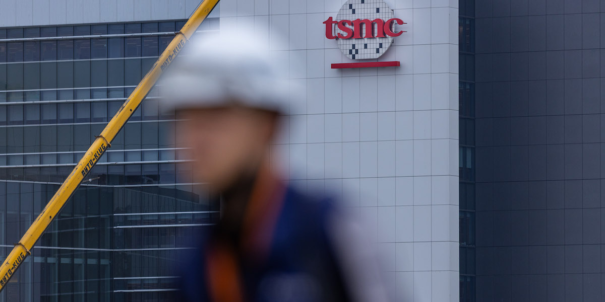Una persona passa davanti alla sede di Taiwan Semiconductor Manufacturing Company (TSMC) a Hsinchu, Taiwan, 18 aprile 2025 (Annabelle Chih/Getty Images)