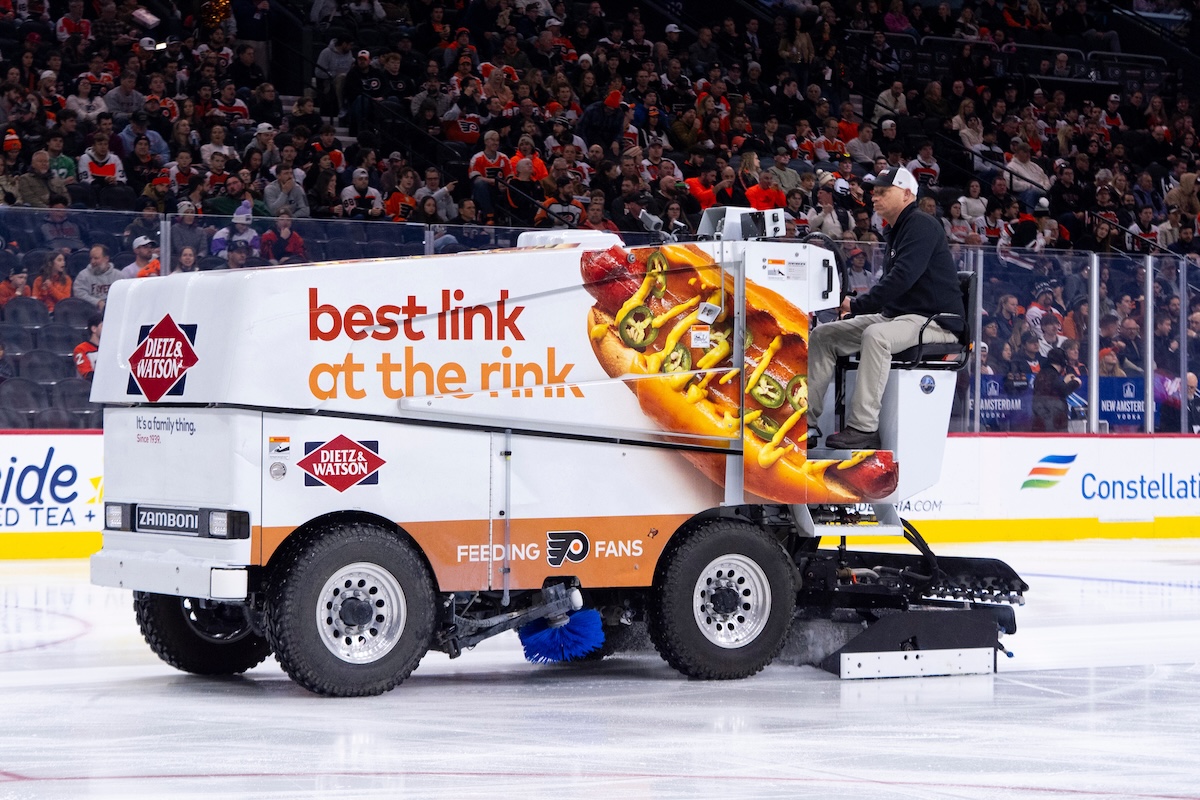 La macchina che rifà il ghiaccio delle piste olimpiche