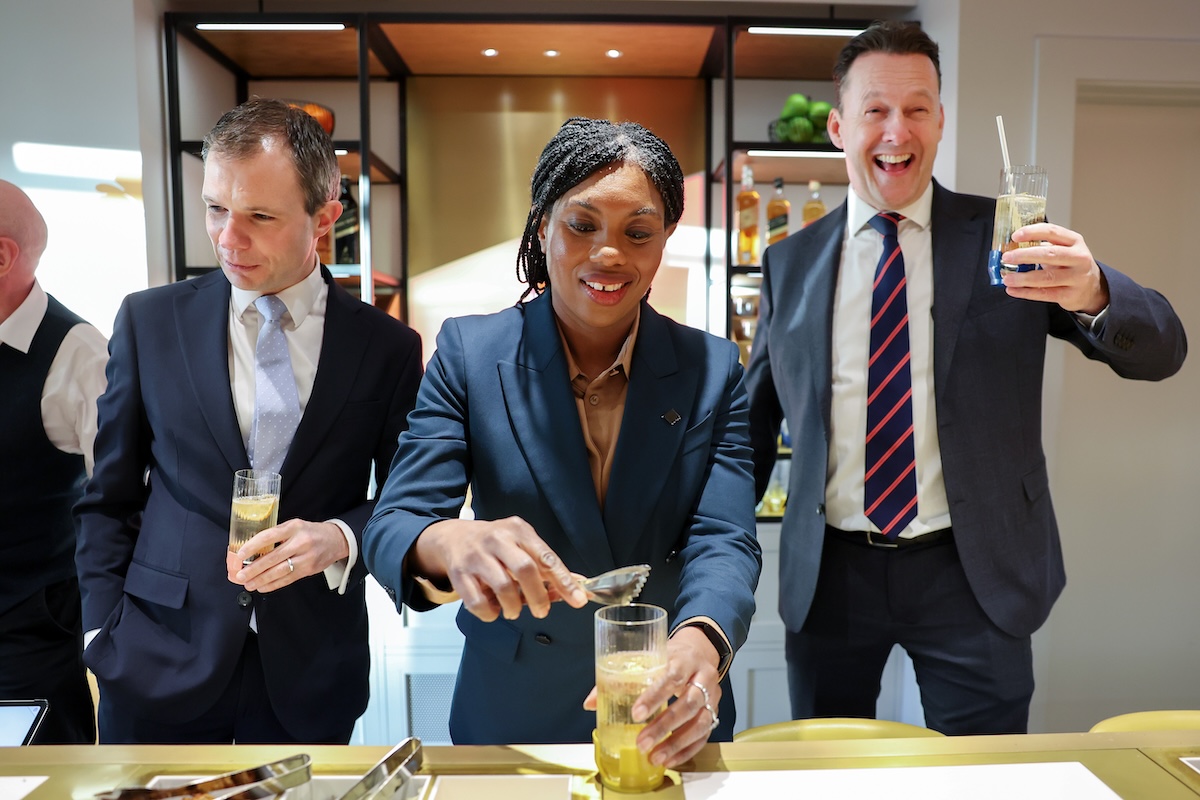 Kemi Badenoch, a un evento elettorale a Edimburgo, mentre il suo staff pubblicava il video che smascherava Jenrick