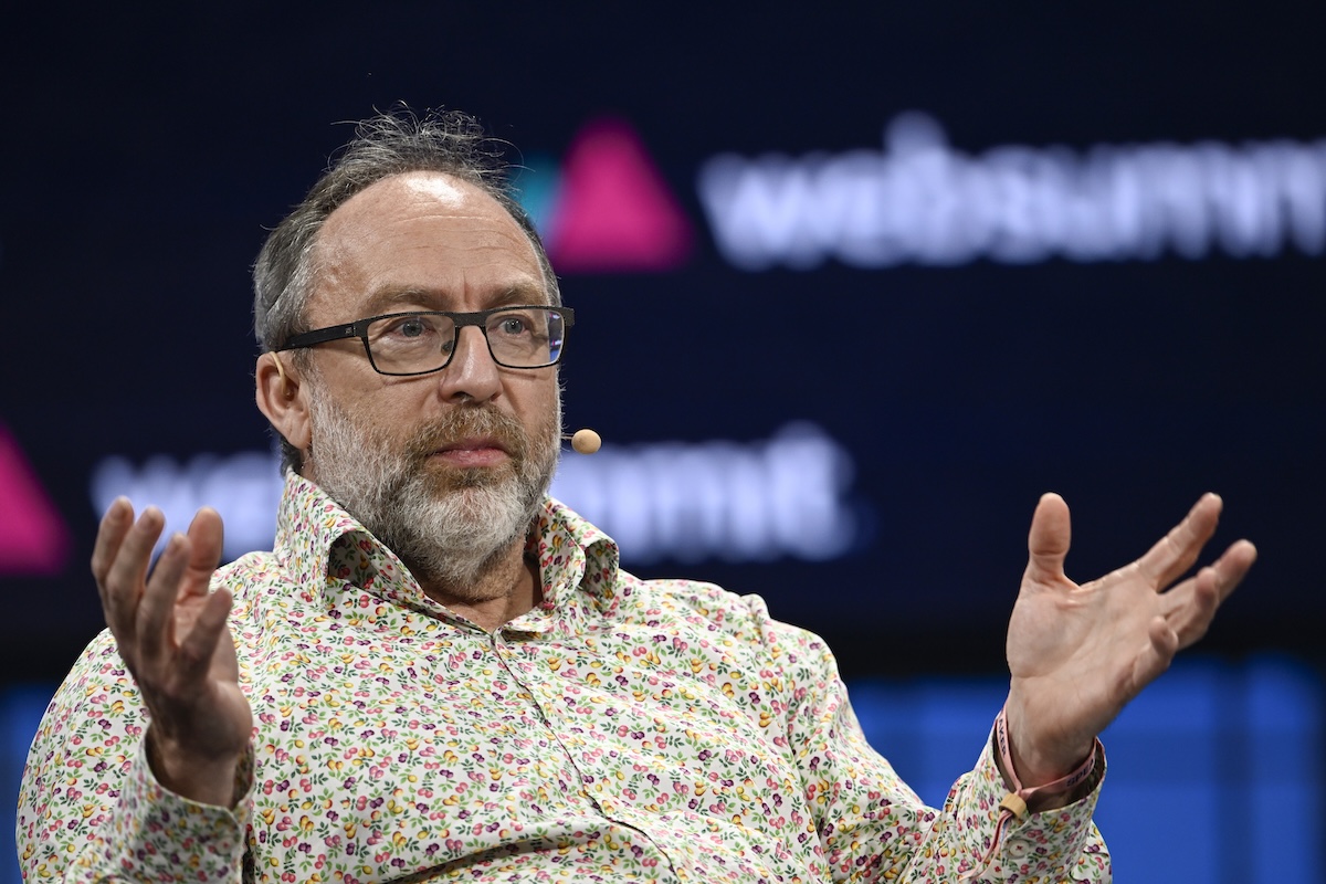 Il fondatore di Wikipedia, Jimmy Wales, durante un convegno sull'intelligenza artificiale a Lisbona, in Portogallo, il 13 novembre 2023 (Getty Images/Horacio Villalobos)