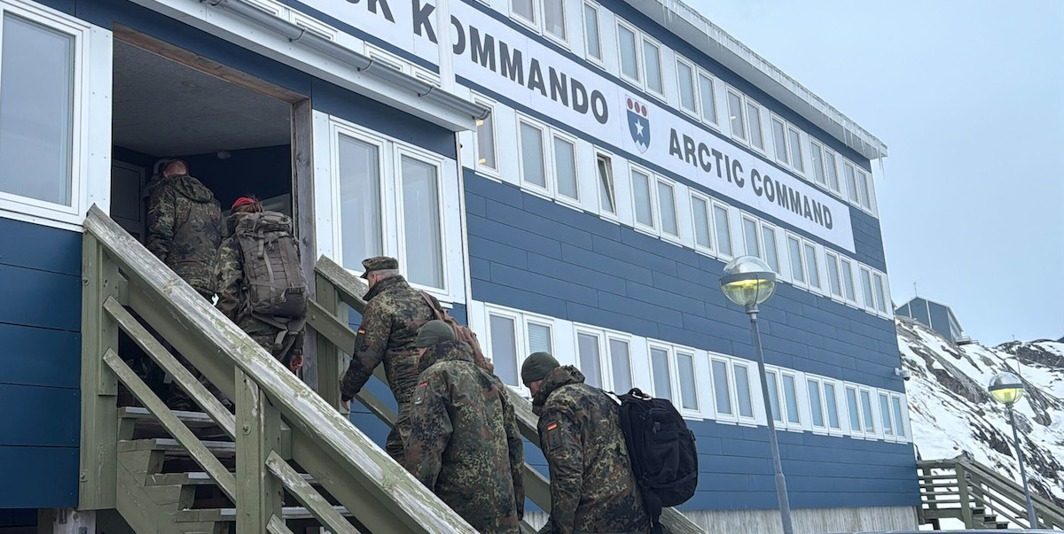 Trump ha annunciato nuovi dazi contro i paesi europei che hanno inviato soldati in Groenlandia