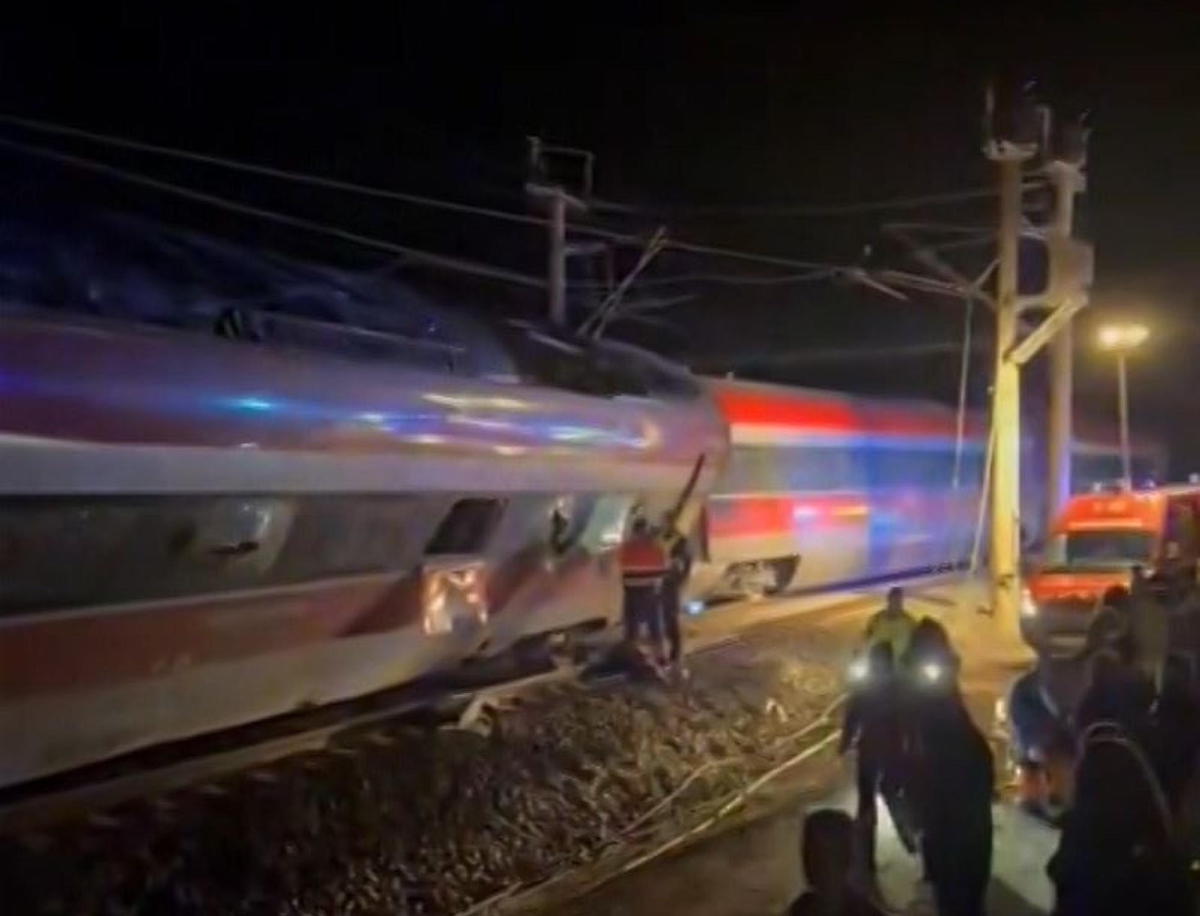 Sono morte almeno 10 persone per il deragliamento di un treno in Spagna