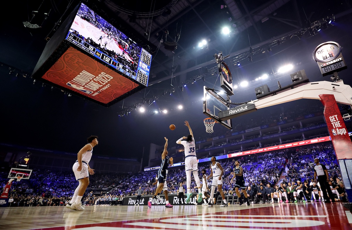 Gli applausi all’urlo «lasciate stare la Groenlandia», durante l’inno statunitense prima di una partita di NBA a Londra