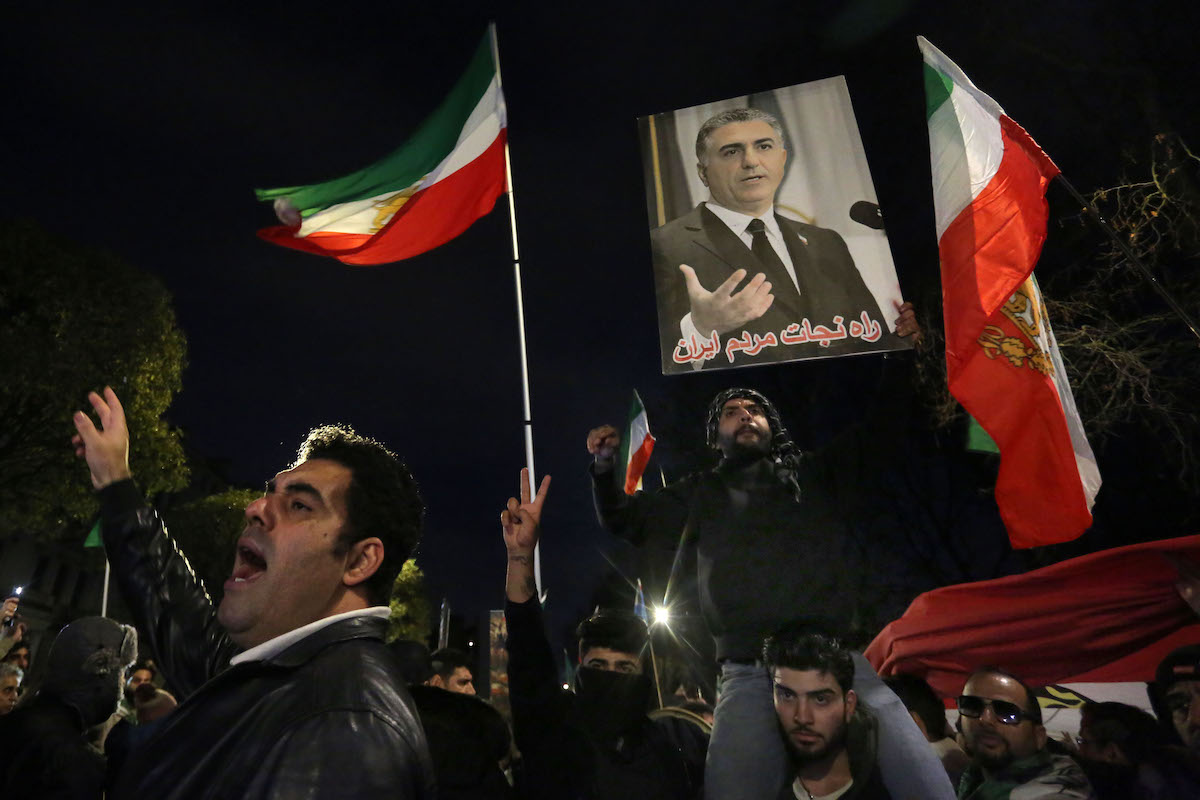 Un gruppo di hacker ha interrotto le trasmissioni della tv di stato iraniana per mandare in onda un messaggio del figlio dello scià