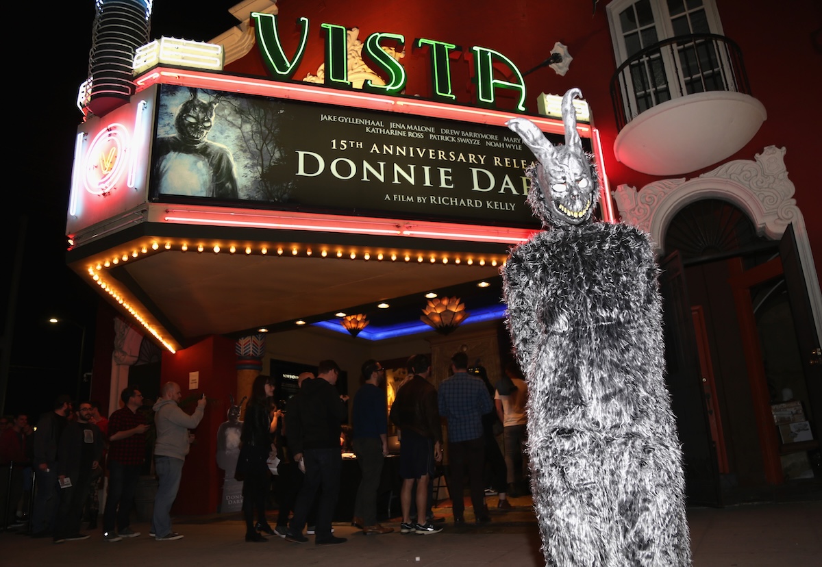 Un uomo con il costume da coniglio del film, davanti a un gruppo di persone in fila