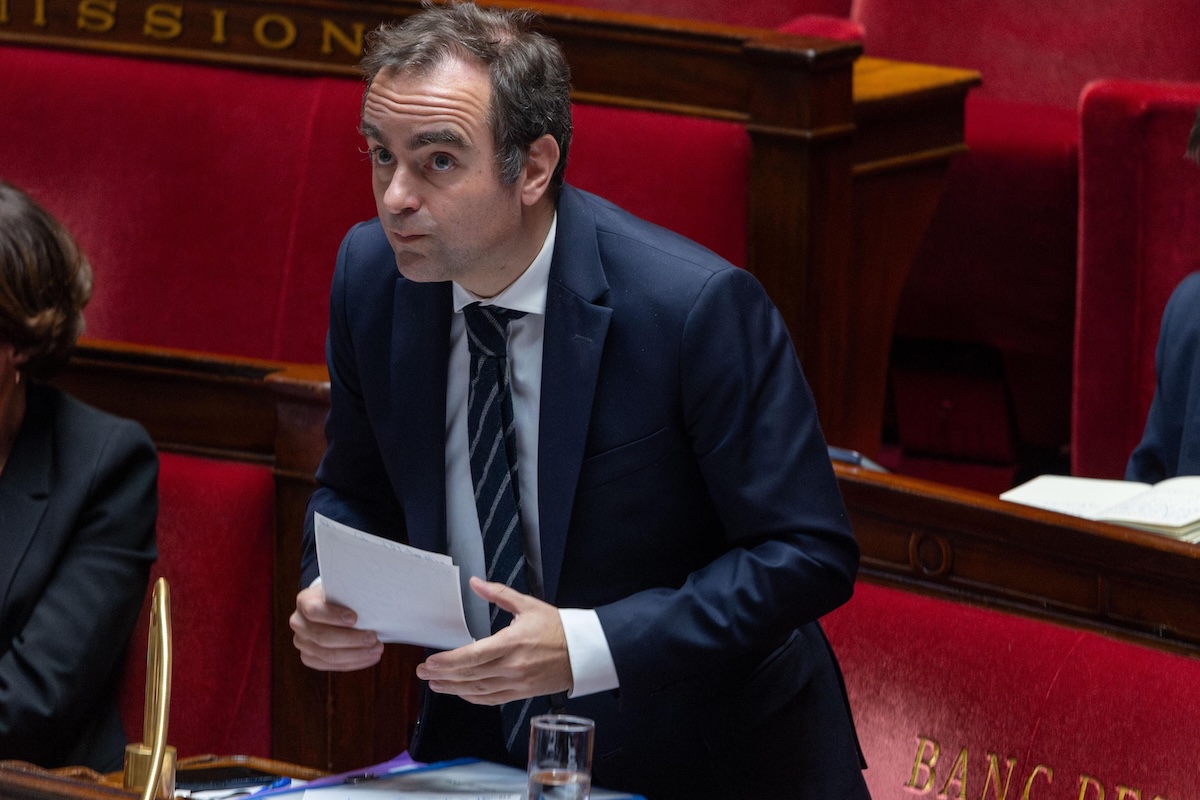 Il primo ministro francese ha detto che adotterà la legge di bilancio senza un voto del parlamento