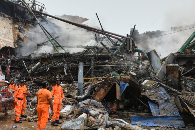 14 persone sono morte e decine sono disperse a causa di un incendio in un centro commerciale a Karachi, in Pakistan