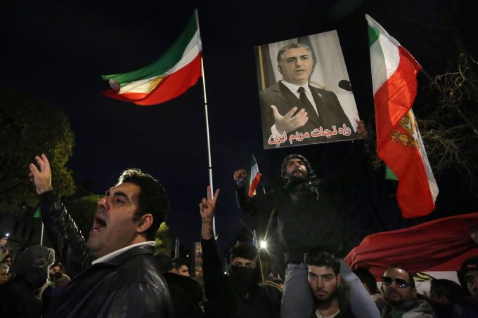 Un gruppo di hacker ha interrotto le trasmissioni della tv di stato iraniana per mandare in onda un messaggio del figlio dello scià