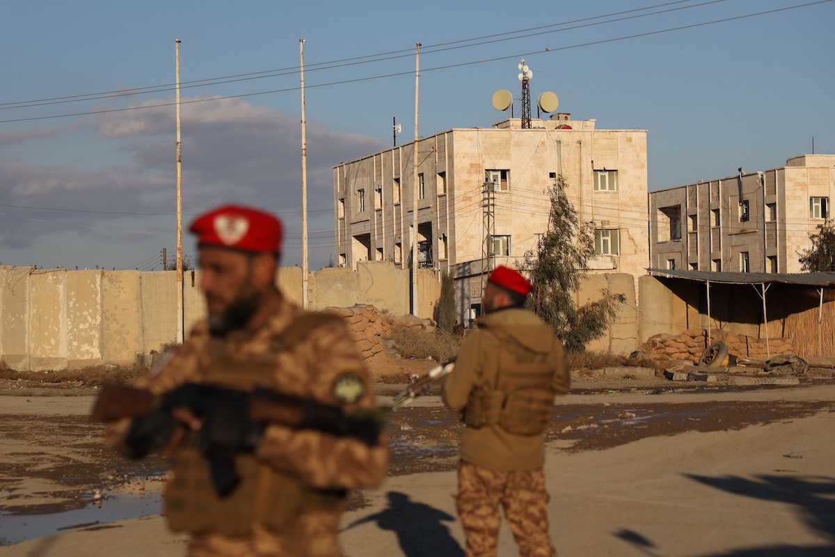 Soldati dell'esercito siriano davanti alla prigione Al-Aqtan a Raqqa, nel nord est della Siria (AP/Omar Albam)