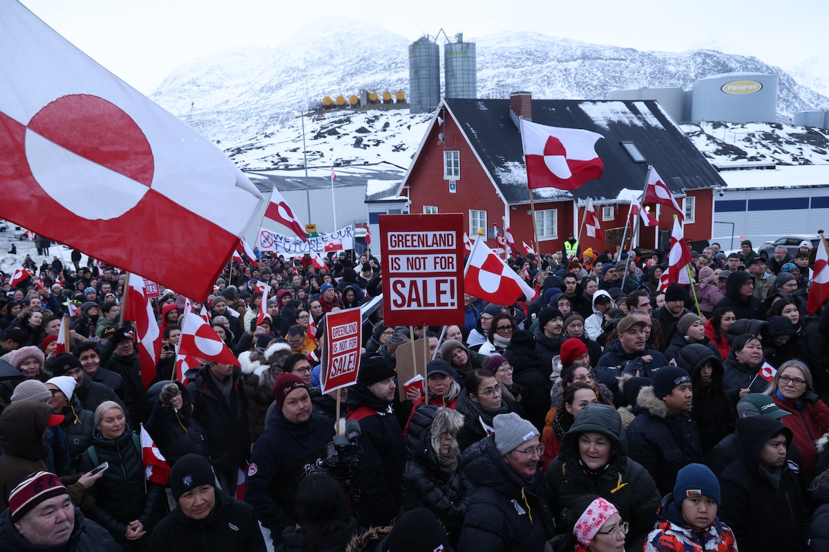 La protesta contro Trump fuori dal consolato statunitense a Nuuk, in Groenlandia, il 17 gennaio 