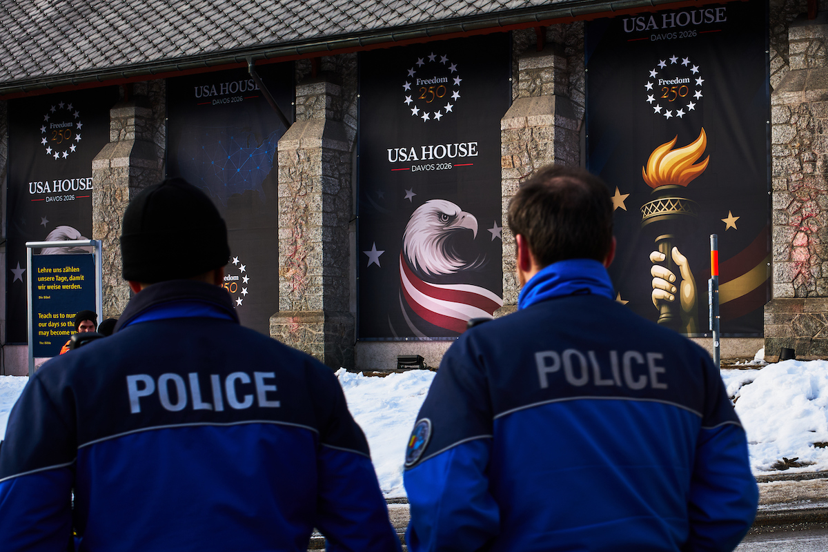 La “USA House, una chiesa sconsacrata di Davos in rappresentanza degli Stati Uniti, 17 gennaio 2026 (AP Photo/Markus Schreiber)