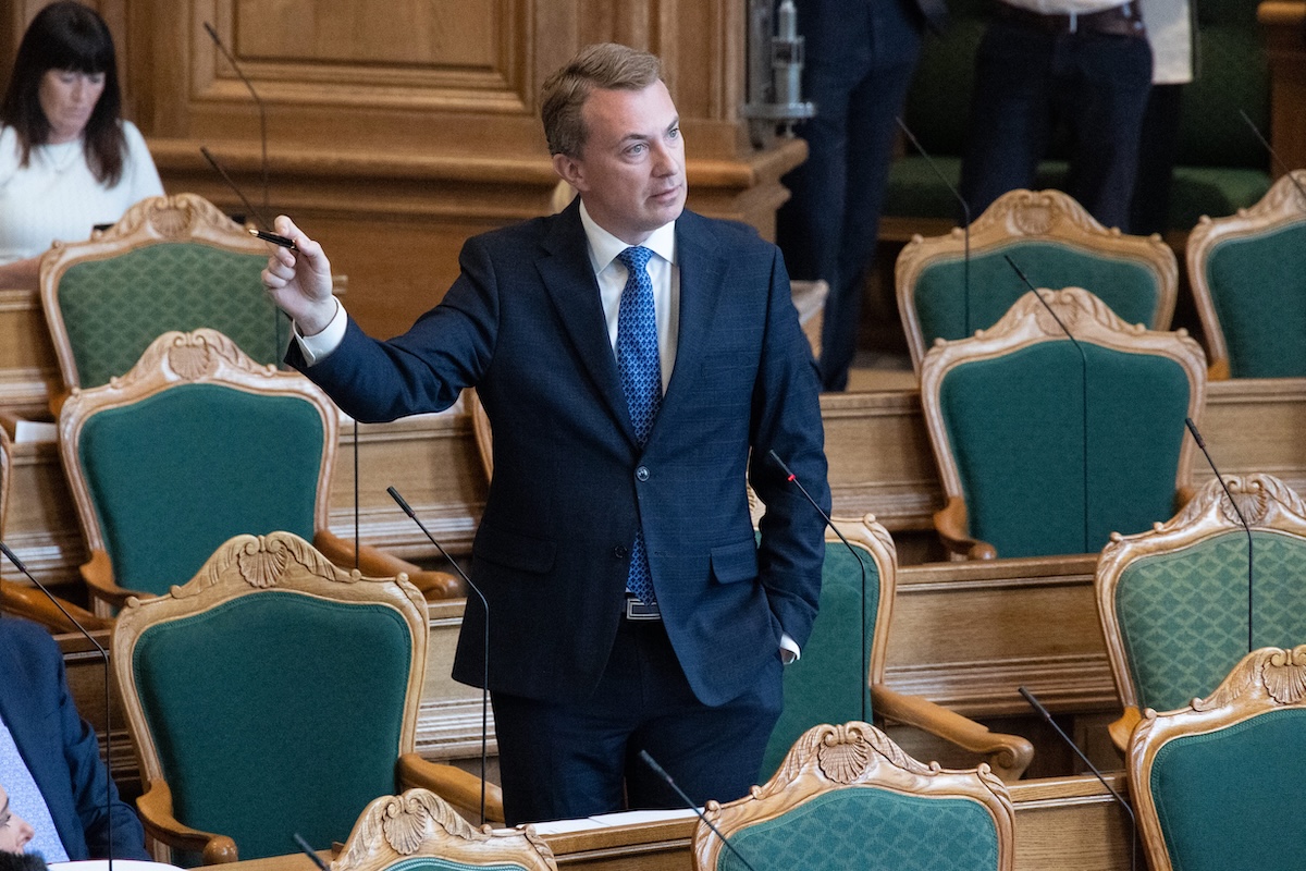 Messerschmidt durante un dibattito al Folketin, il parlamento unicamerale danese, nel maggio del 2025