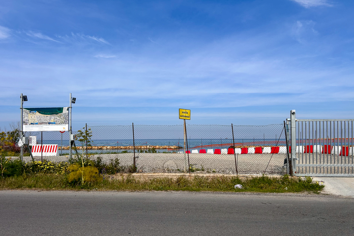 L’ingresso di una «discarica a mare» a Crotone, aprile 2025 (Angelo Mastrandrea/il Post)