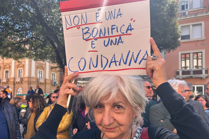 La manifestazione a Crotone contro l'ordinanza del commissario straordinario per mantenere i rifiuti a Crotone, 12 aprile 2025 (Angelo Mastrandrea/il Post)