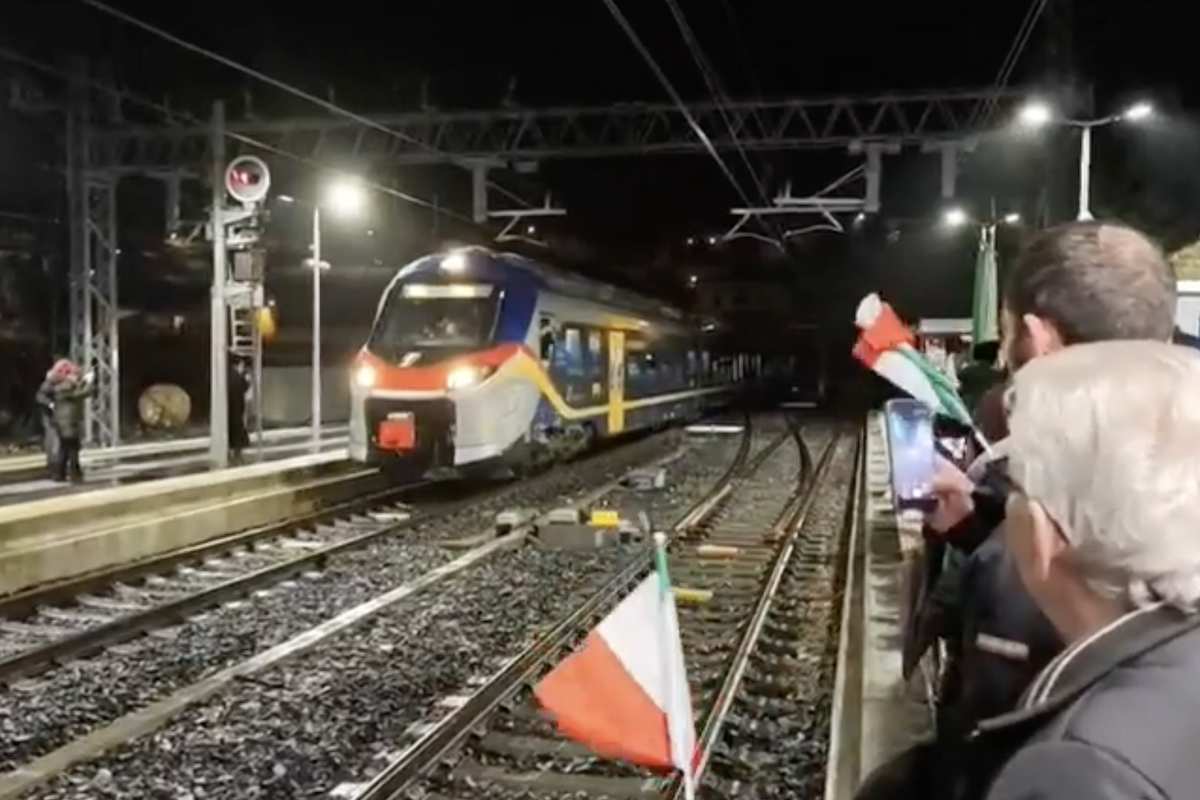 La grande festa per il passaggio del primo treno dopo sei anni a Carpinone, in Molise