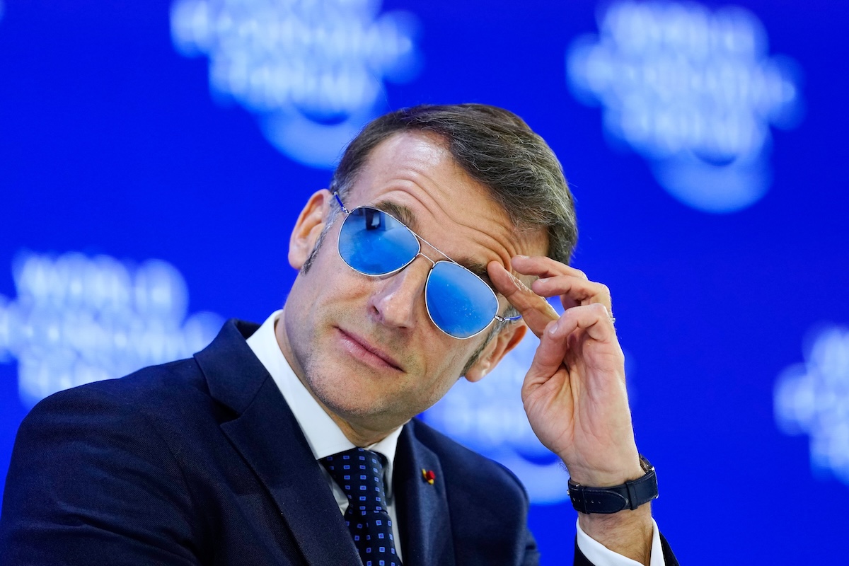 C’è un motivo se Macron si è presentato a Davos con questi occhiali da sole