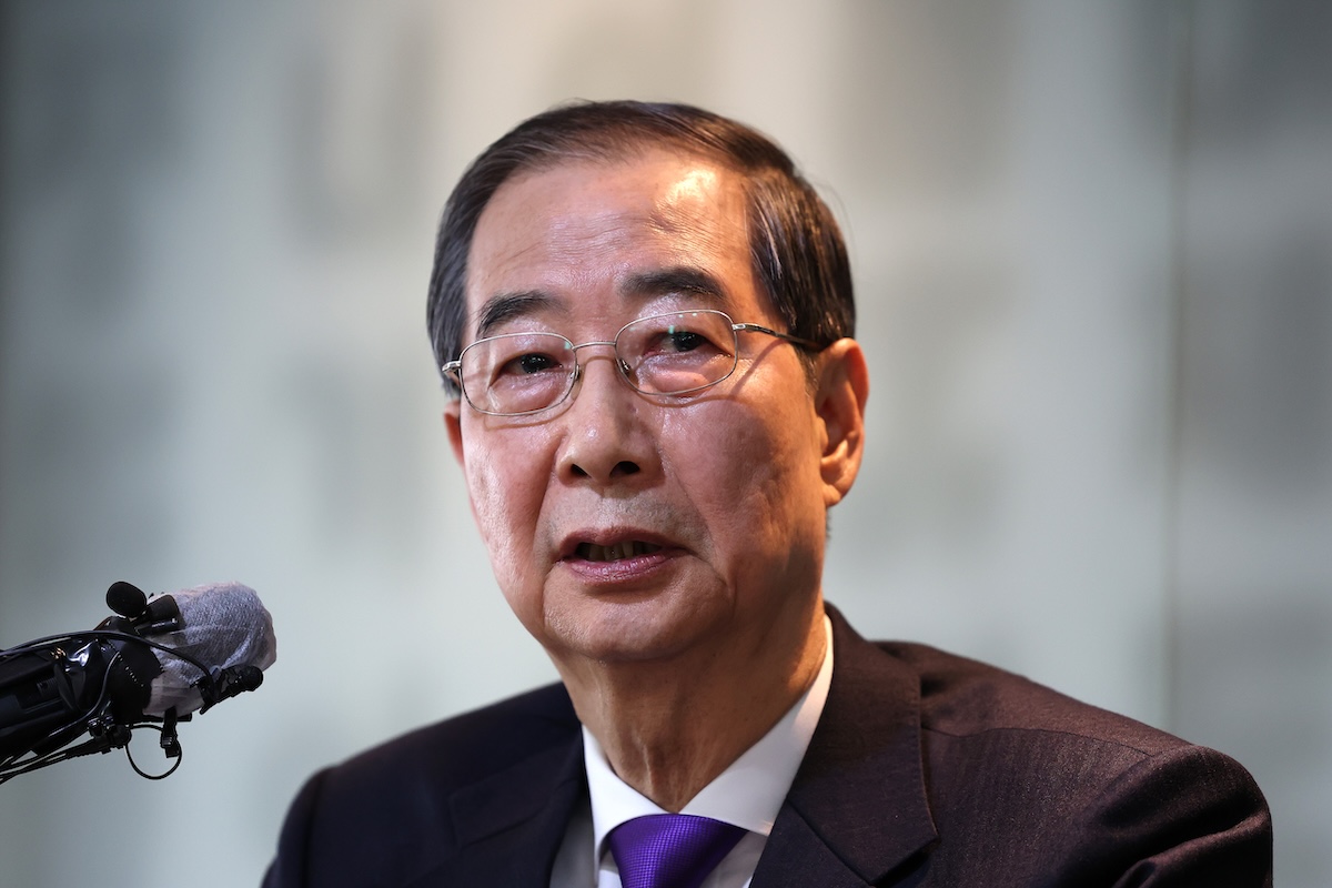 L’ex primo ministro sudcoreano Han Duck-soo è stato condannato a 23 anni per aver aiutato l’ex presidente a imporre la legge marziale