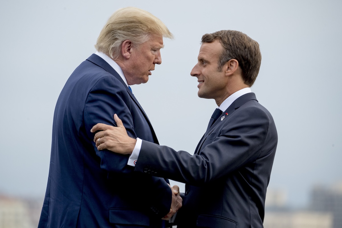 Donald Trump y Emmanuel Macron antes de una reunión del G7 en Biarritz, Francia, el 24 de agosto de 2019. (AP/Andrew Harnik)