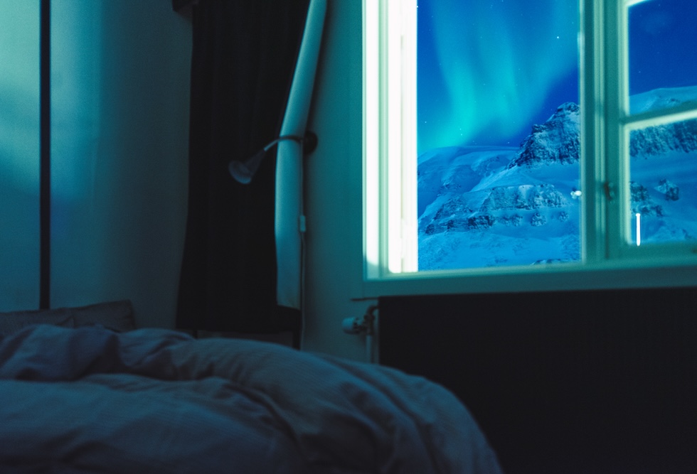 L’aurora boreale vista dalla Guesthouse di Longyearbyen nelle isole Svalbard, in Norvegia (Laura Marchini per The Passenger)