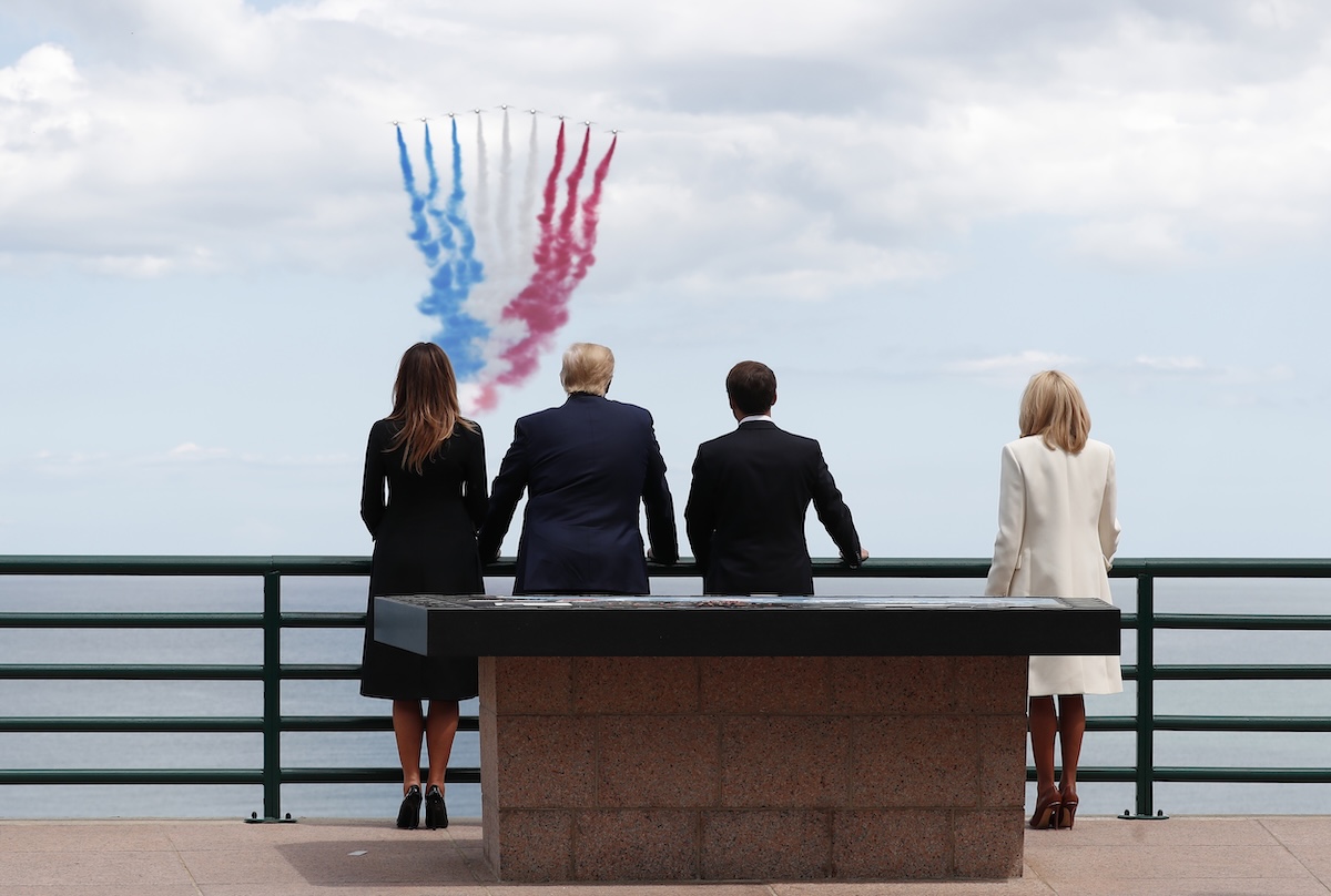 De izquierda a derecha Melania Trump, Donald Trump, Emmanuel Macron y Brigitte Macron durante la conmemoración del aniversario del desembarco en Francia en 2019 (AP/Pool/Ian Langsdon)
