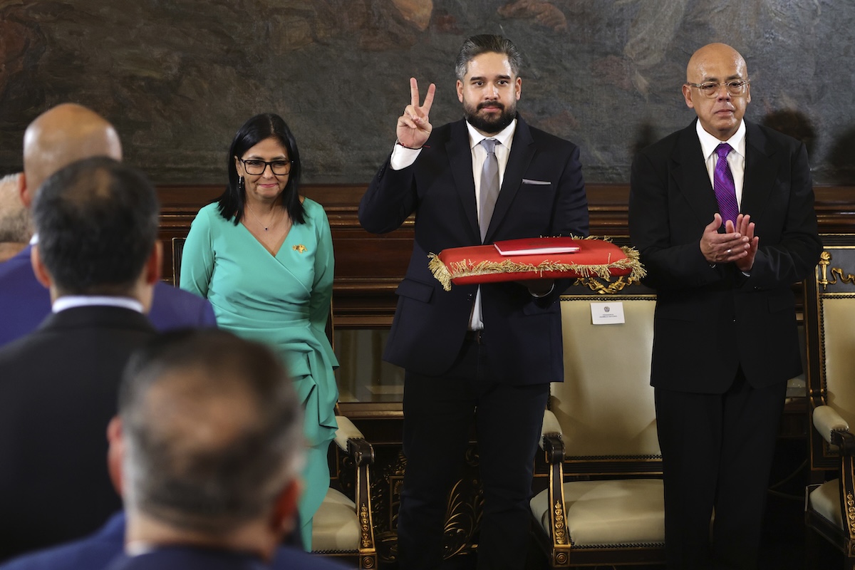 Maduro Guerra durante la cerimonia d'insediamento di Delcy Rodríguez, tra lei e il presidente del parlamento Jorge Rodríguez, il 5 gennaio 