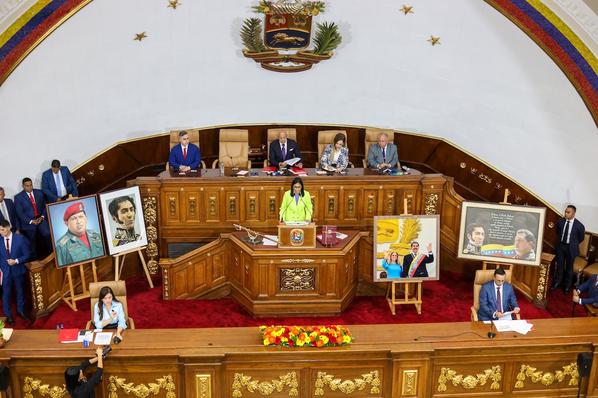 Delcy Rodríguez durante un discorso in parlamento, il 15 gennaio: sono ben visibili i ritratti di Chávez e di Maduro e della first lady Cilia Flores